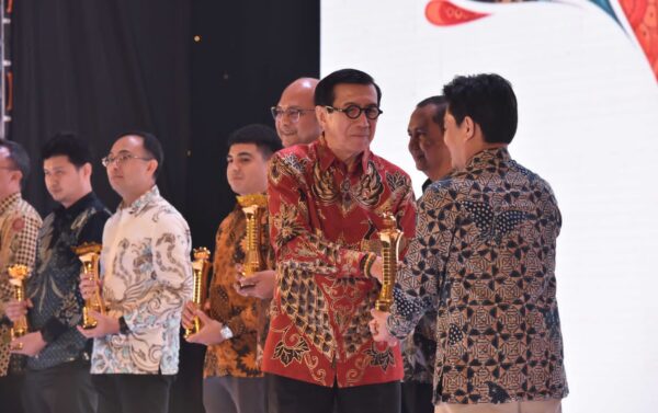 Menkum HAM Yasonna Serahkan Langsung Penghargaan Nusantara Awards 2024