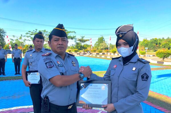 Dua Pegawai Lapas Banjarbaru Terima Penghargaan Pegawai Teladan