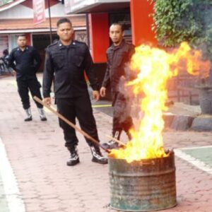 Kalapas Samarinda Hudi Ismono melalui Jajaran Lakukan Pemusnahan Barang Hasil Razia