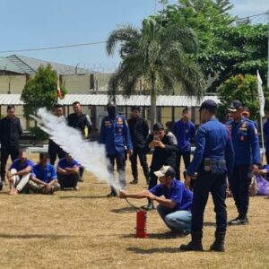 Lapas Banjarbaru Gandeng Dinas Damkar Kalsel Gelar Pelatihan Penanganan Kebakaran Bagi Petugas dan Warga Binaan