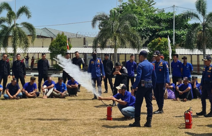 Lapas Banjarbaru Gandeng Dinas Damkar Kalsel Gelar Pelatihan Penanganan Kebakaran Bagi Petugas dan Warga Binaan