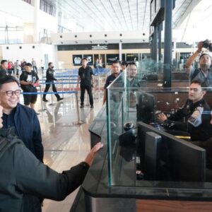 Kala Dirjen Imigrasi Silmy Karim Jaga Konter di Bandara Soetta