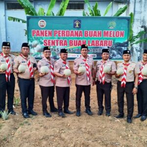Lapas Banjarbaru Bersama Kakanwil Panen Perdana Buah Melon Hasil Program Pembinaan Kemandirian Warga Binaan