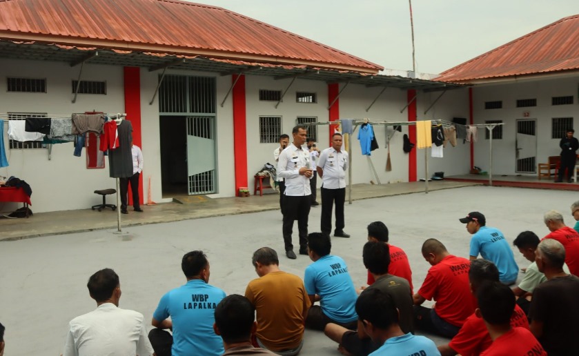 Deteksi Dini Gangguan Kamtib, Lapas Palangka Raya Lakukan Penertiban Kabel dan Instalasi Listrik Kamar Hunian WBP