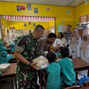 Kapolres Sukabumi Bersama Dandim Bagikan Makanan Bergizi untuk Pelajar