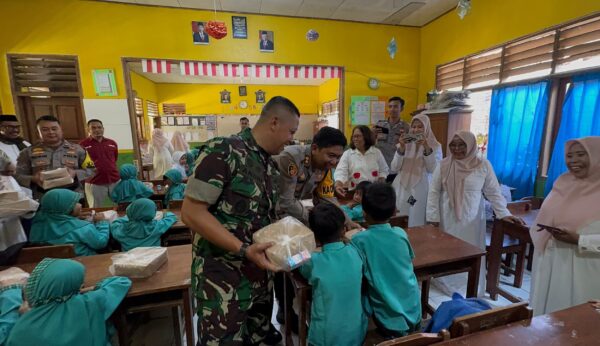Kapolres Sukabumi Bersama Dandim Bagikan Makanan Bergizi untuk Pelajar