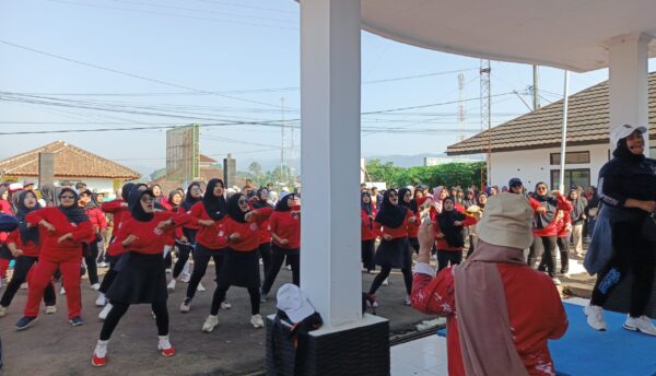 PPK Kecamatan Kabandungan Gelar Senam Sehat dalam Rangka Kirab Pilkada Serentak 2024