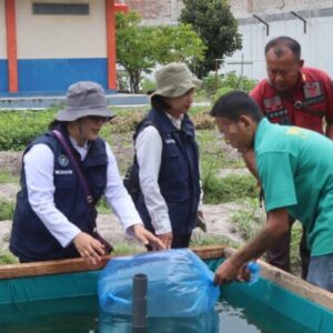 Perdana, Lapas Palangka Raya Gandeng Dinas Perikanan Tabur Benih Ikan Air Tawar