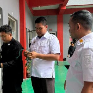 Deteksi Dini Keamanan, Lapas Palangka Raya Lakukan Perawatan dan Rolling Gembok Kamar Hunian WBP