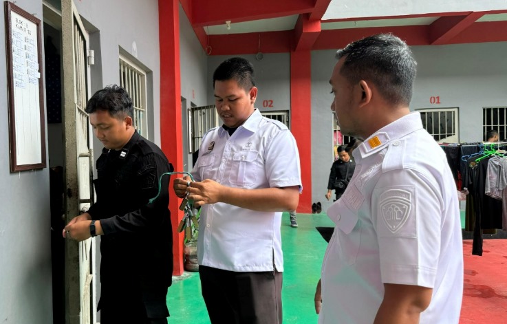 Deteksi Dini Keamanan, Lapas Palangka Raya Lakukan Perawatan dan Rolling Gembok Kamar Hunian WBP