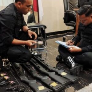 Tinjau Kelayakan Senpi, Kalapas Samarinda Hudi Ismono melalui Jajaran Lakukan Perawatan Senjata Api