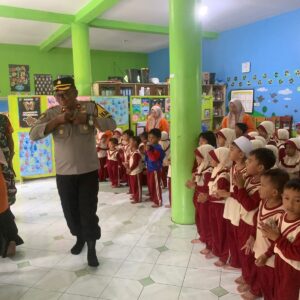 Kapolsek dan Danramil Palabuhanratu Beri Makan Bergizi Gratis untuk Anak PAUD