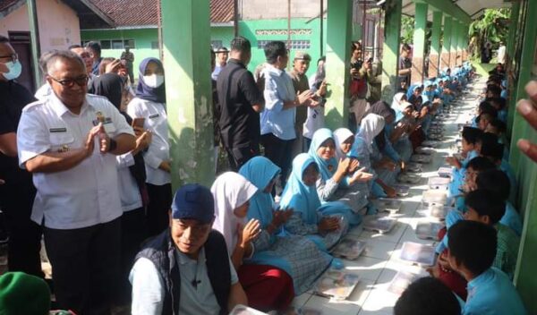 Bupati Sukabumi dampingi Menteri Koperasi Tinjau Program MBG di Warungkiara