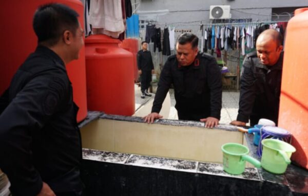 Deteksi Dini Gangguan Kamtib, Kalapas Samarinda Kontrol Area Brandgang dan Saluran Air