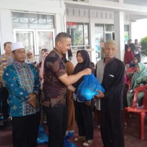 Imigrasi Belawan bersama Kolaborasi Belawan Berkah Bagikan Paket Sembako untuk Warga