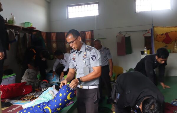 Jajaran Pengamanan Lapas Palangka Raya Giatkan Razia Kamar Hunian
