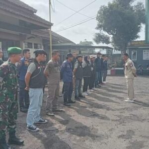 Jelang Pemilihan, Alat Peraga Kampanye di Kecamatan Parungkuda Dibersihkan