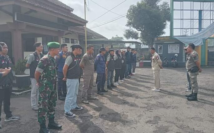 Jelang Pemilihan, Alat Peraga Kampanye di Kecamatan Parungkuda Dibersihkan