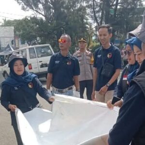 Penertiban APK Pilkada di Sukaraja Berlangsung Lancar dan Aman