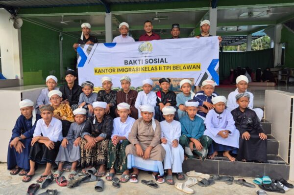 Sosialisasi dan Bakti Sosial Imigrasi Belawan Kepada Masyarakat di Perbatasan