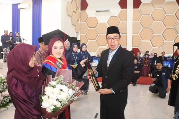 Wisuda STISIP Widyapuri: Sekda Tekankan SDM Unggul dan Peran Doa Orang Tua