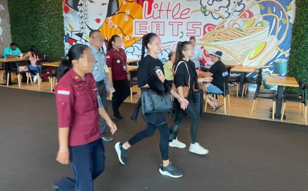 Dua Wanita Rusia Dideportasi Usai Tawarkan Jasa Pijat Ilegal