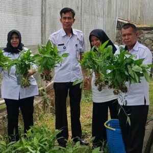 Kakanwil Sulsel Apresiasi Panen Sawi, Kangkung, dan Terong di Rutan Sengkang