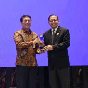 Kemenkum Raih Peringkat 3 Anugerah Keterbukaan Informasi Publik 2024