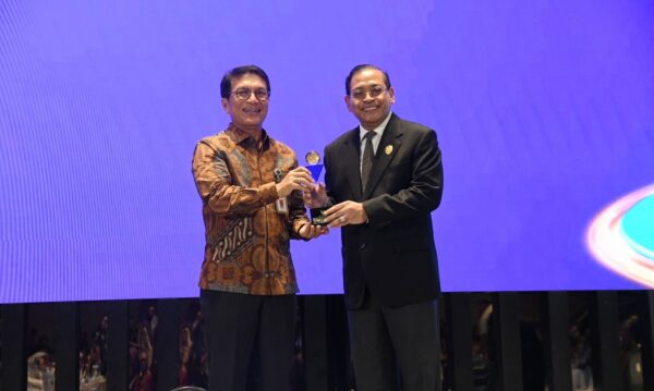 Kemenkum Raih Peringkat 3 Anugerah Keterbukaan Informasi Publik 2024