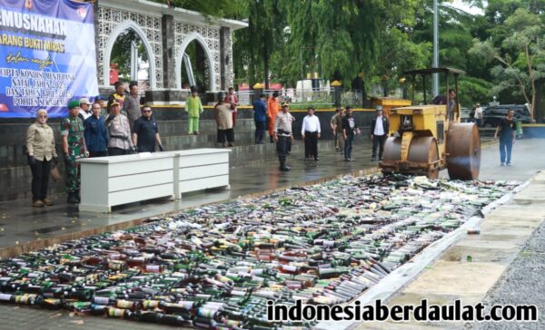 Polres Sukabumi Musnahkan Ribuan Botol Miras Jelang Natal dan Tahun Baru
