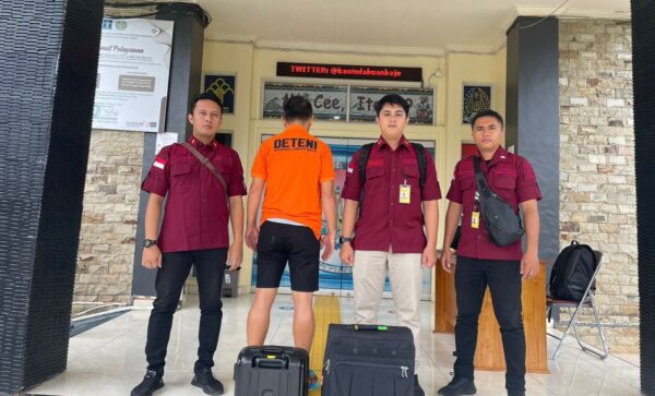 Tegas! Imigrasi Labuan Bajo Deportasi WNA Malaysia Langgar Batas Waktu Tinggal