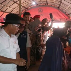 Tinjau Lokasi Bencana, Menteri Desa Pastikan Pengungsian Aman dan Kebutuhan Dasar Terpenuhi