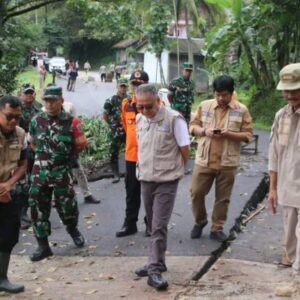 Wakil Bupati Sukabumi Bersama Wakil Ketua DPR RI Tinjau Lokasi Bencana Pergeseran Tanah di Nyalindung