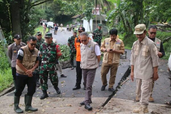 Wakil Bupati Sukabumi Bersama Wakil Ketua DPR RI Tinjau Lokasi Bencana Pergeseran Tanah di Nyalindung