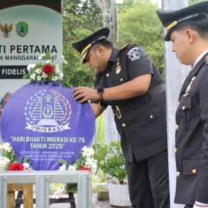 Kantor Imigrasi Labuan Bajo Peringati Hari Bhakti dengan Tabur Bunga