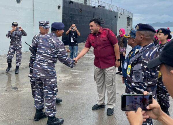 Perkuat Sinergi dengan TNI AL. Imigrasi Labuan Bajo Sambut Kedatangan KRI Teluk Banten-516