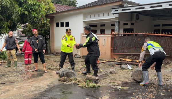Polres Sukabumi Gerak Cepat Bersihkan Longsor di Palabuhanratu, Kapolres Turun Langsung