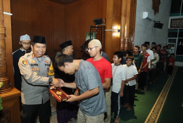 kapolres-sukabumi-tarling-di-masjid-agung-bagikan-ratusan-sarung-untuk-jemaah