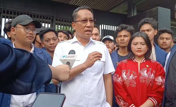 menkum-supratman-temui-mahasiswa-trisakti-jembatani-aspirasi-soal-ruu-tni