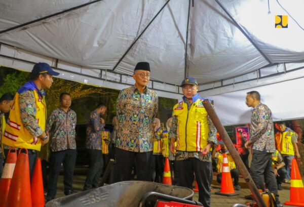 tinjau-posko-mudik-lebaran-di-bekasi-menteri-dody-tekankan-kenyamanan-dan-keselamatan-pemudik