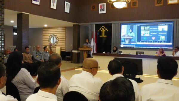 Gusti Ayu Putu Suwardani saat memberikan materi tentang Pancasila dalam pelatihan KUHP 2025