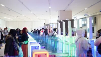 Petugas imigrasi Bandara Soekarno-Hatta melayani penumpang internasional