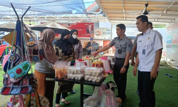 Kepala Kanwil Ditjenpas Sulsel Rudy Sianturi meninjau stan pameran produk warga binaan IPPA Fest 2025