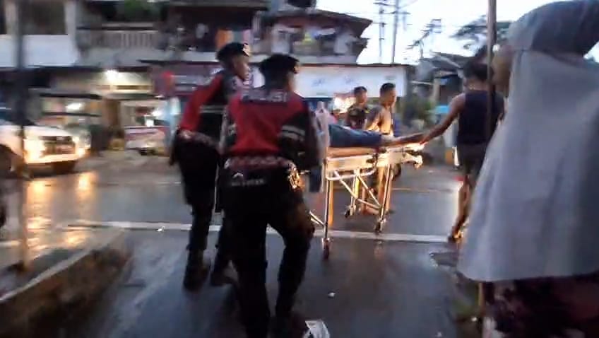 Dua anggota polisi membantu warga yang mengalami serangan jantung di Sukabumi.