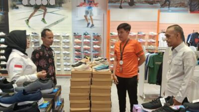 Tim Kemenkumham Sumsel saat mengunjungi tenant di Lippo Plaza Lubuklinggau dalam proses sertifikasi pusat perbelanjaan berbasis kekayaan intelektual