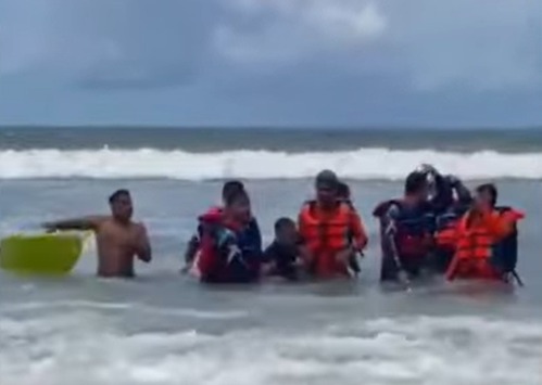 Tim SAR melakukan pencarian wisatawan yang hilang akibat terseret ombak di Pantai Parangtritis.