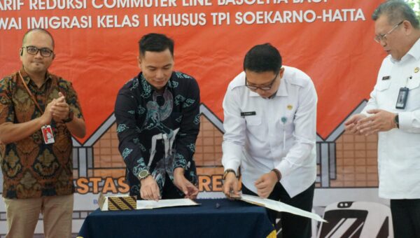 Penandatanganan kerja sama antara Imigrasi Soetta dan KAI Commuter