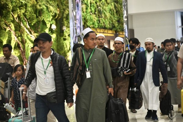 WNI asal Yaman tiba di Bandara Soekarno-Hatta usai evakuasi oleh Pemerintah Indonesia