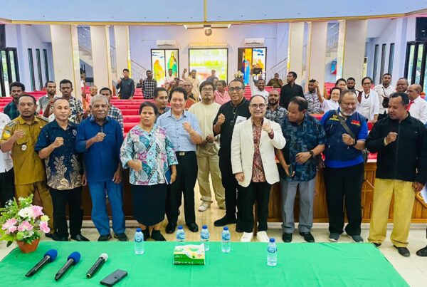 Firman Jaya Daeli saat berdialog dengan tokoh Papua di Jayapura