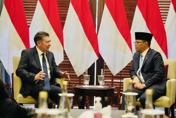 Menteri Luar Negeri RI Sugiono dan Duta Besar Italia Roberto Colaminè berdiskusi di Jakarta
